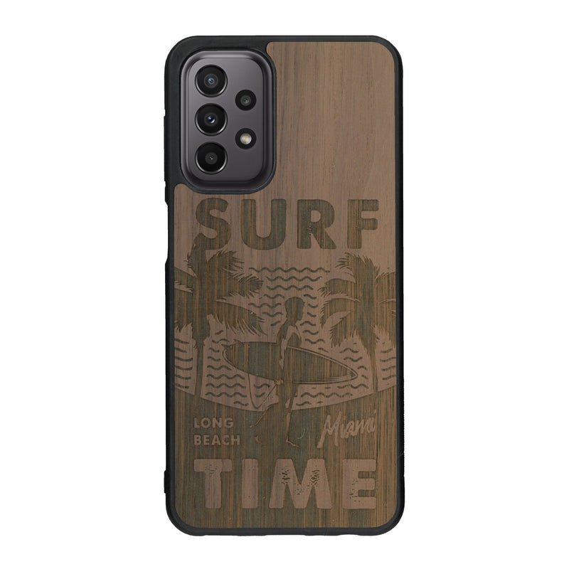 Coque de protection en bois véritable fabriquée en France pour Samsung A23 sur le thème chill avec un motif représentant une silouhette tenant une planche de surf sur une plage entouré de palmiers et les mots "Surf Time Long Beach Miami"