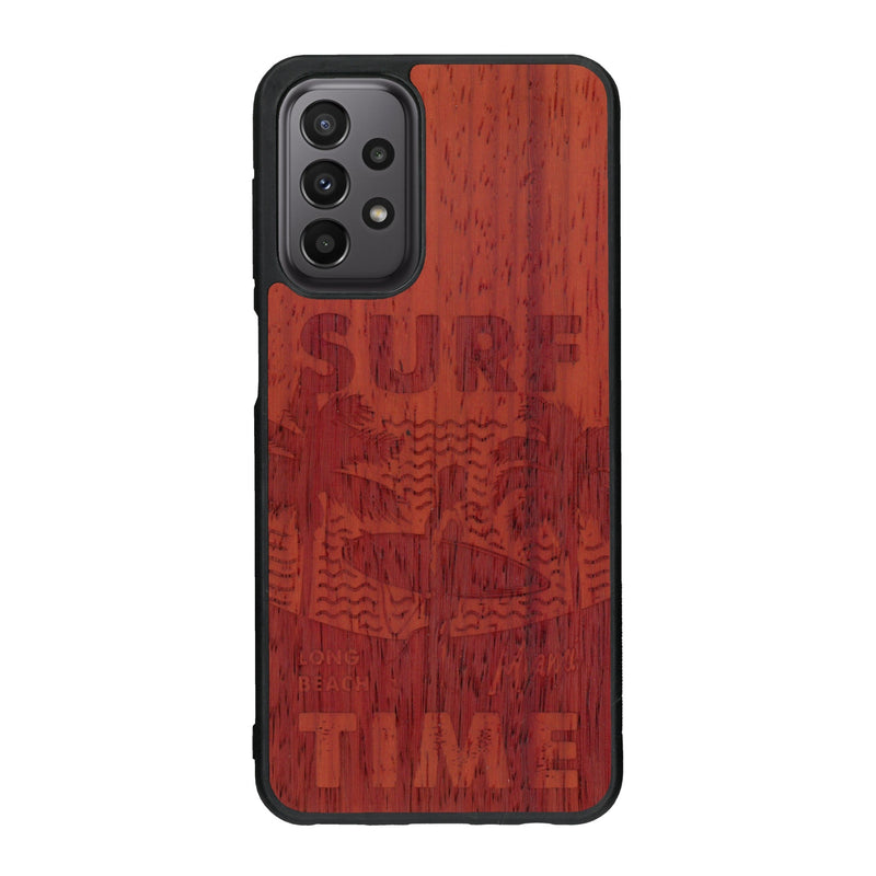 Coque de protection en bois véritable fabriquée en France pour Samsung A23 sur le thème chill avec un motif représentant une silouhette tenant une planche de surf sur une plage entouré de palmiers et les mots "Surf Time Long Beach Miami"