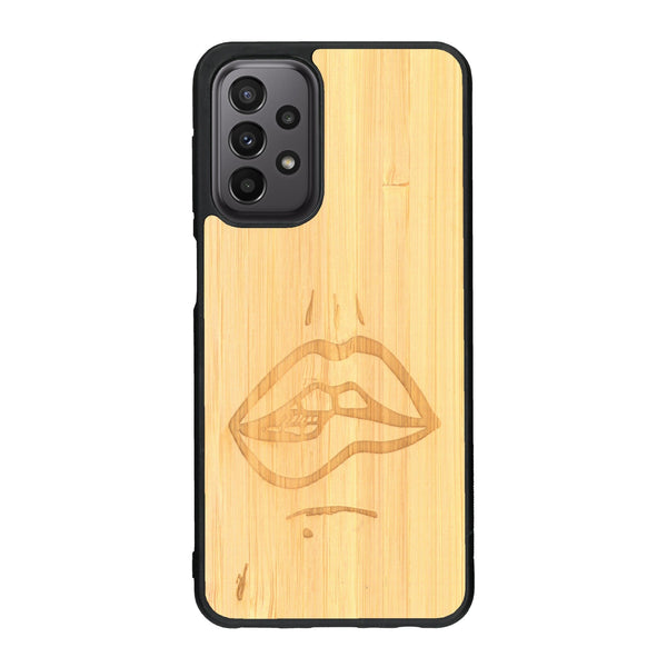 Coque de protection en bois véritable fabriquée en France pour Samsung A23 représentant de manière minimaliste une bouche de féminine se mordant le coin de la lèvre de manière sensuelle dessinée à la main par l'artiste Maud Dabs