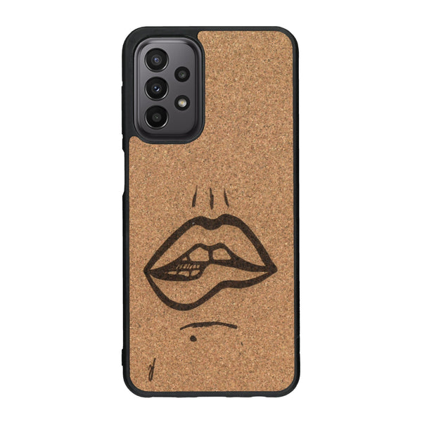 Coque de protection en bois véritable fabriquée en France pour Samsung A23 représentant de manière minimaliste une bouche de féminine se mordant le coin de la lèvre de manière sensuelle dessinée à la main par l'artiste Maud Dabs