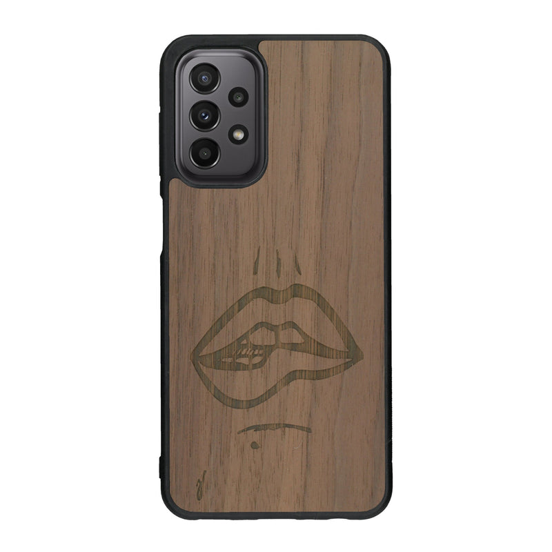 Coque de protection en bois véritable fabriquée en France pour Samsung A23 représentant de manière minimaliste une bouche de féminine se mordant le coin de la lèvre de manière sensuelle dessinée à la main par l'artiste Maud Dabs