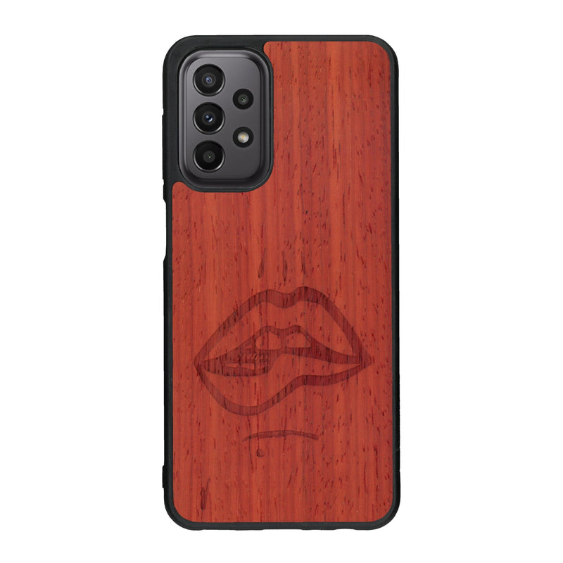 Coque de protection en bois véritable fabriquée en France pour Samsung A23 représentant de manière minimaliste une bouche de féminine se mordant le coin de la lèvre de manière sensuelle dessinée à la main par l'artiste Maud Dabs