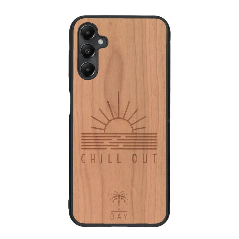 Coque de protection en bois véritable fabriquée en France pour Samsung A24 sur le thème chill avec un motif représentant un couché de soleil sur l'océan et la phrase "Chill out"