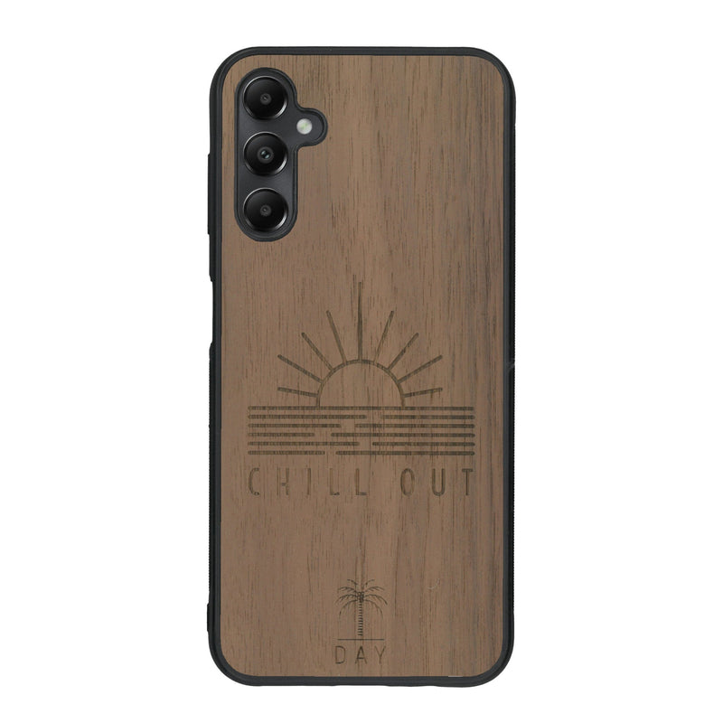 Coque de protection en bois véritable fabriquée en France pour Samsung A24 sur le thème chill avec un motif représentant un couché de soleil sur l'océan et la phrase "Chill out"