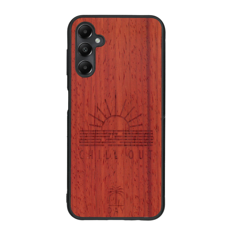 Coque de protection en bois véritable fabriquée en France pour Samsung A24 sur le thème chill avec un motif représentant un couché de soleil sur l'océan et la phrase "Chill out"