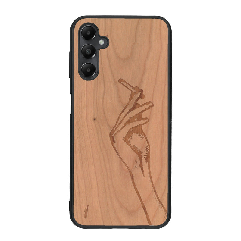 Coque de protection en bois véritable fabriquée en France pour Samsung A25 représentant une main de femme tenant une cigarette de type line art en collaboration avec l'artiste Maud Dabs