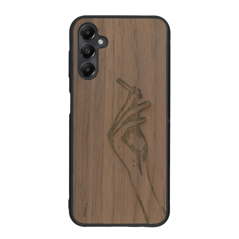 Coque de protection en bois véritable fabriquée en France pour Samsung A25 représentant une main de femme tenant une cigarette de type line art en collaboration avec l'artiste Maud Dabs