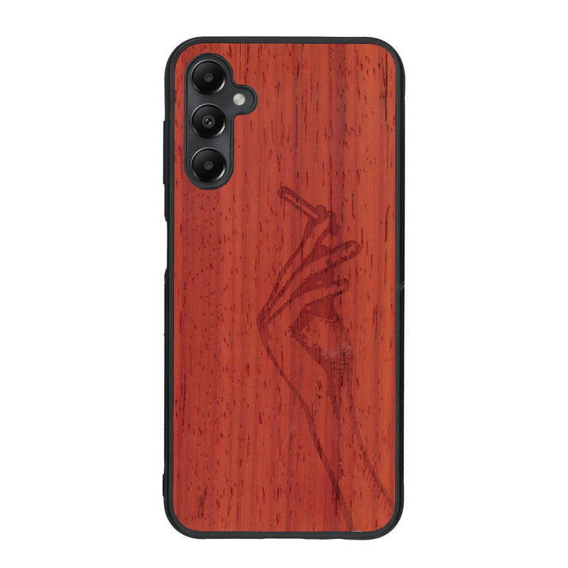 Coque de protection en bois véritable fabriquée en France pour Samsung A25 représentant une main de femme tenant une cigarette de type line art en collaboration avec l'artiste Maud Dabs