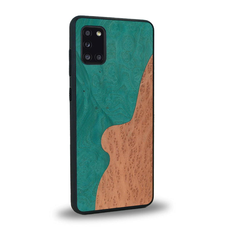 Coque de protection en bois véritable fabriquée en France pour Samsung A31 alliant plusieurs essences de bois pour représenter une plage paradisiaque