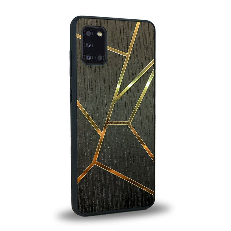 Coque de protection en bois véritable fabriquée en France pour Samsung A31 alliant plusieurs essences de bois pour représenter des fragments design