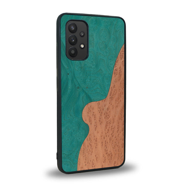 Coque de protection en bois véritable fabriquée en France pour Samsung A32 4G alliant plusieurs essences de bois pour représenter une plage paradisiaque