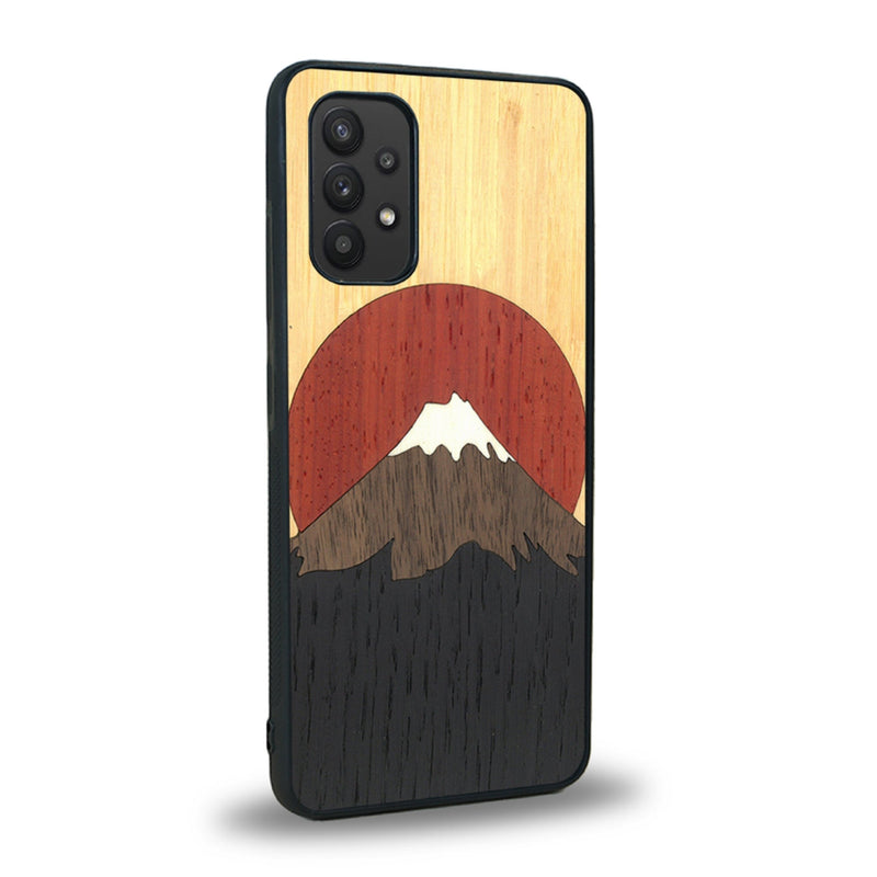 Coque de protection en bois véritable fabriquée en France pour Samsung A32 4G alliant plusieurs essences de bois pour représenter le mont Fuji