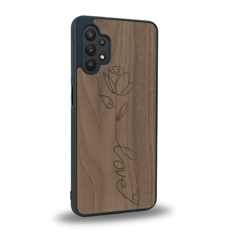 Coque de protection en bois véritable fabriquée en France pour Samsung A32 5G sur le thème de la fête des mères avec un motif représentant une fleur dont la tige forme le mot "love"