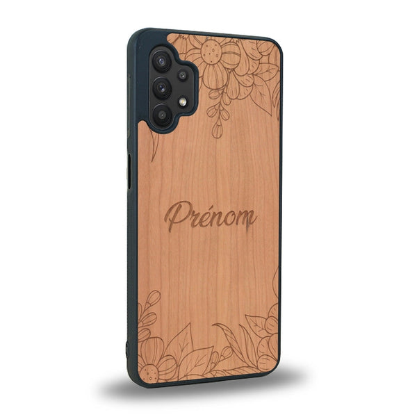 Coque de protection en bois véritable fabriquée en France pour Samsung A32 5G sur le thème de la fête des mères avec un motif représentant des fleurs et des feuilles