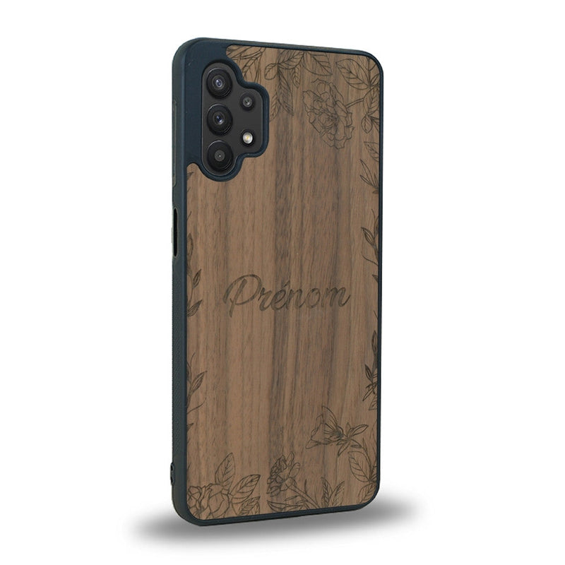 Coque de protection en bois véritable fabriquée en France pour Samsung A32 5G sur le thème de la fête des mères avec un motif représentant des fleurs et des feuilles