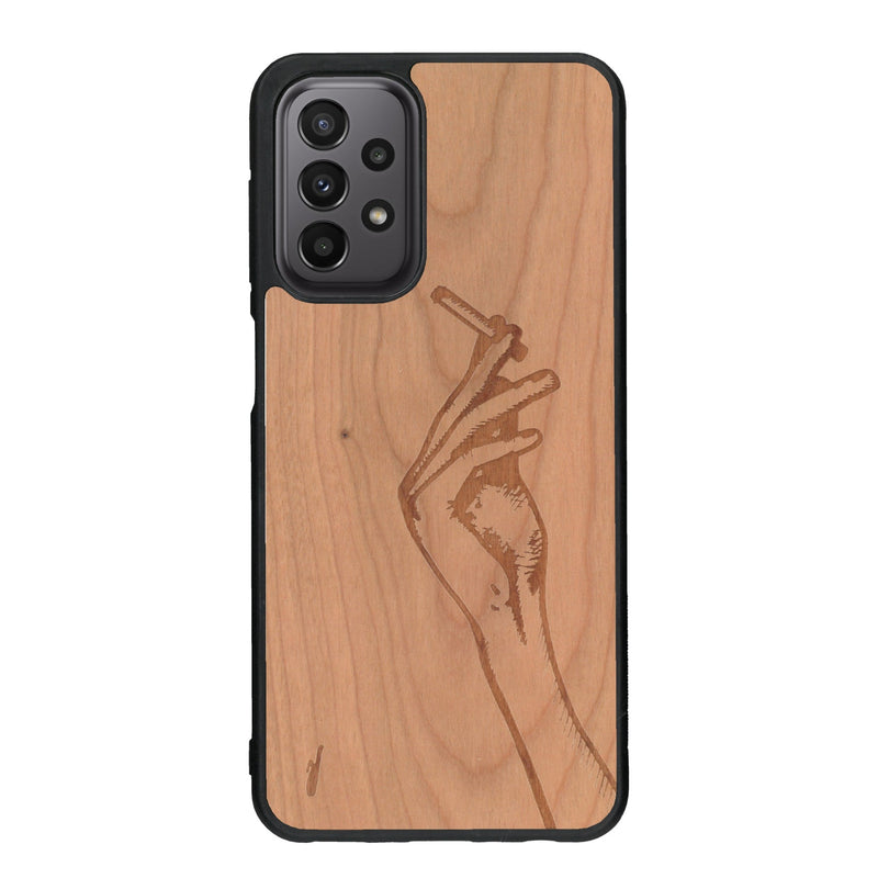 Coque de protection en bois véritable fabriquée en France pour Samsung A33 représentant une main de femme tenant une cigarette de type line art en collaboration avec l'artiste Maud Dabs