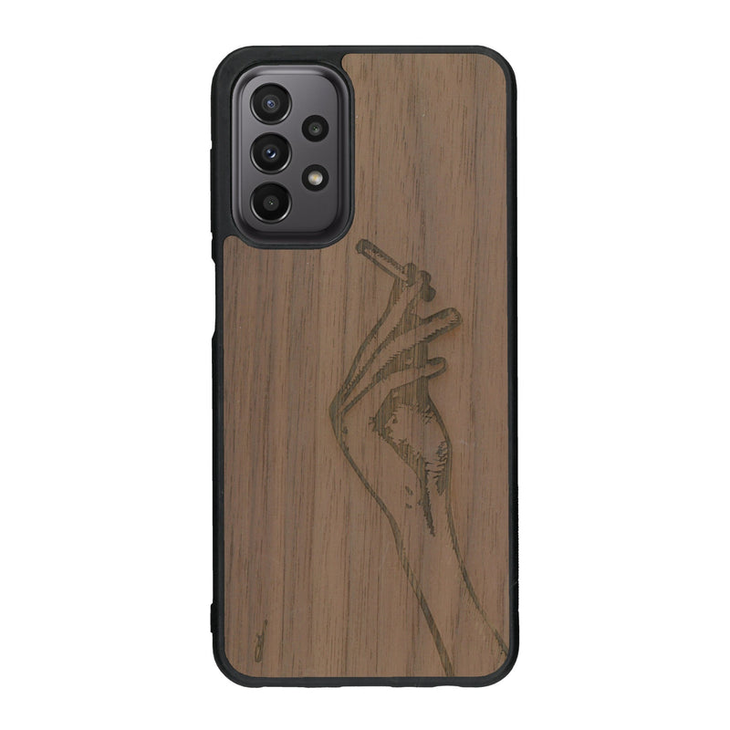 Coque de protection en bois véritable fabriquée en France pour Samsung A33 représentant une main de femme tenant une cigarette de type line art en collaboration avec l'artiste Maud Dabs