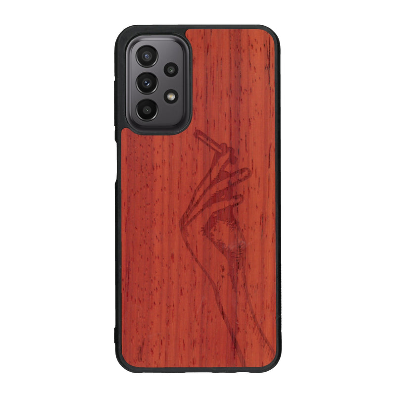 Coque de protection en bois véritable fabriquée en France pour Samsung A33 représentant une main de femme tenant une cigarette de type line art en collaboration avec l'artiste Maud Dabs