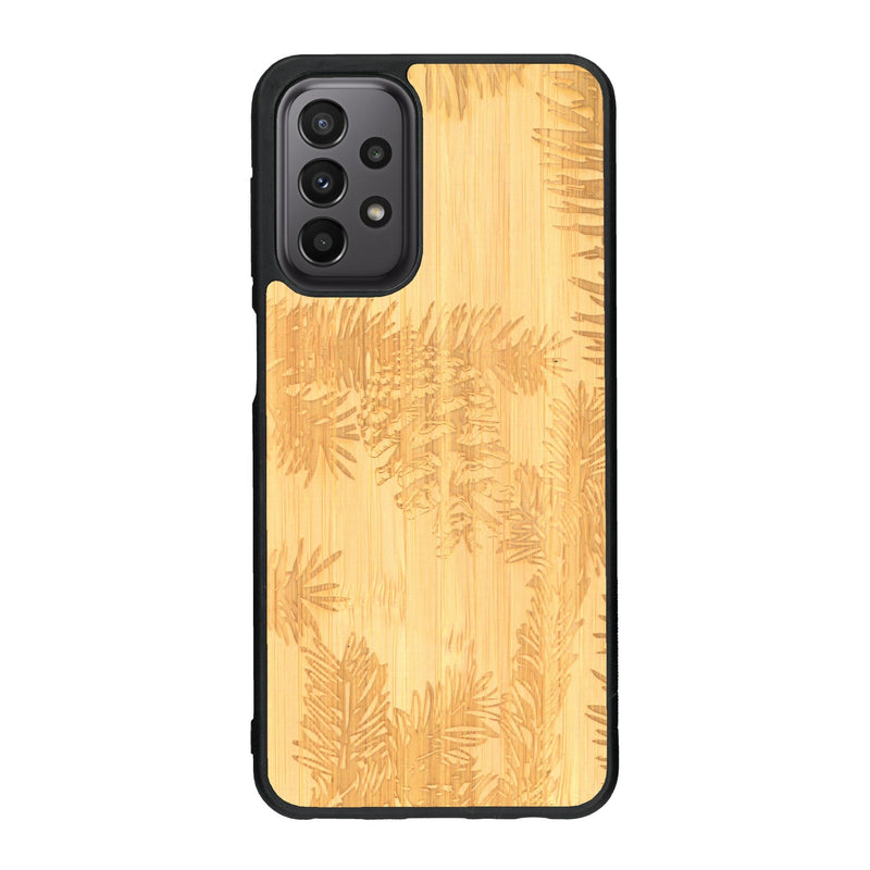 Coque de protection en bois véritable fabriquée en France pour Samsung A33 sur le thème de la nature des arbres avec un motif de gravure représentant des épines de sapin et des pommes de pin