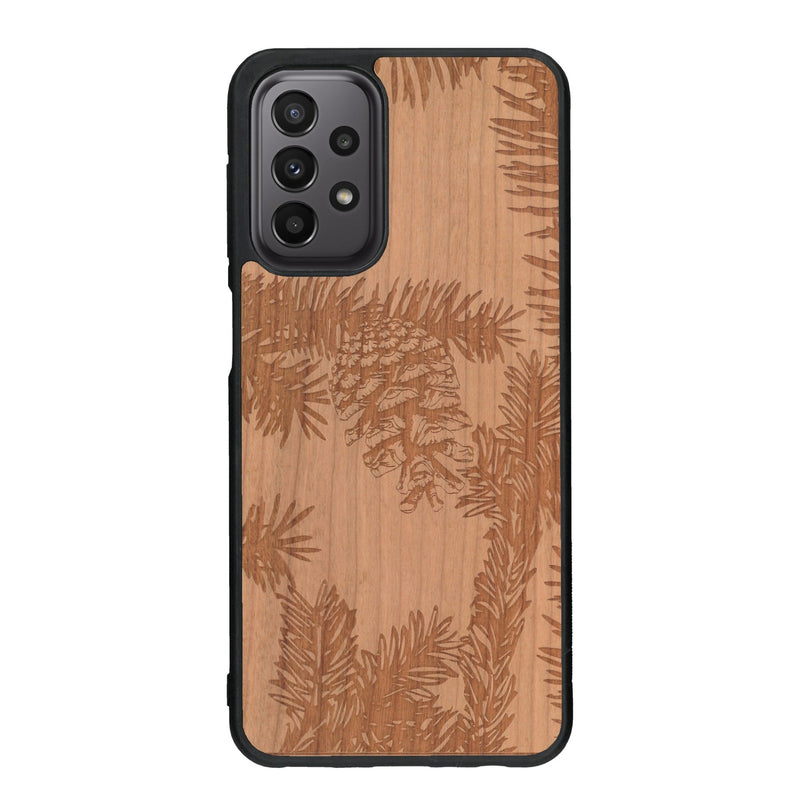 Coque de protection en bois véritable fabriquée en France pour Samsung A33 sur le thème de la nature des arbres avec un motif de gravure représentant des épines de sapin et des pommes de pin