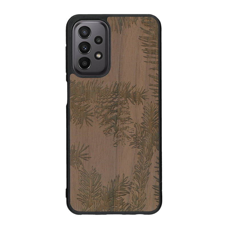 Coque de protection en bois véritable fabriquée en France pour Samsung A33 sur le thème de la nature des arbres avec un motif de gravure représentant des épines de sapin et des pommes de pin