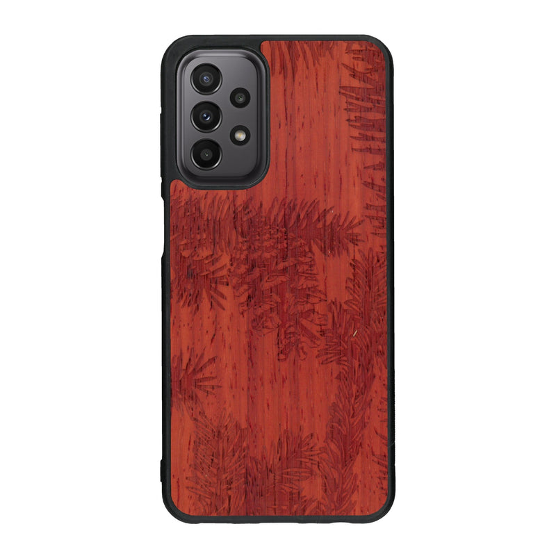 Coque de protection en bois véritable fabriquée en France pour Samsung A33 sur le thème de la nature des arbres avec un motif de gravure représentant des épines de sapin et des pommes de pin