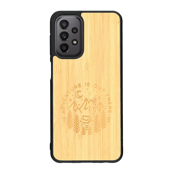 Coque de protection en bois véritable fabriquée en France pour Samsung A33 sur le thème du camping en pleine nature et du bivouac avec la phrase "Aventure is out there"