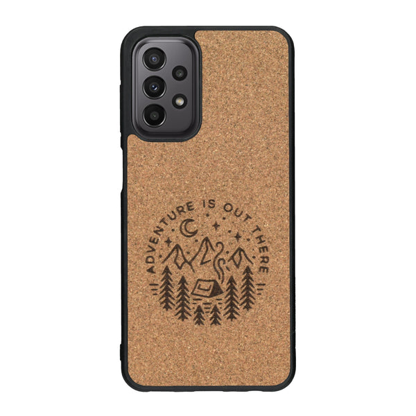 Coque de protection en bois véritable fabriquée en France pour Samsung A33 sur le thème du camping en pleine nature et du bivouac avec la phrase "Aventure is out there"