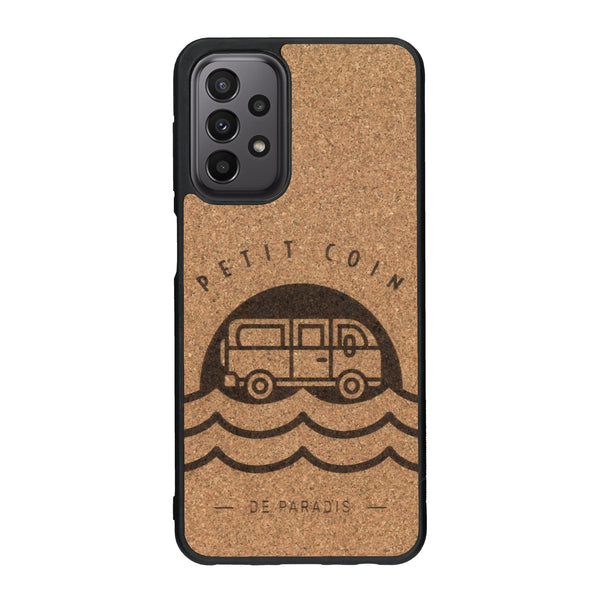 Coque de protection en bois véritable fabriquée en France pour Samsung A33 sur le thème des voyages en vans, vanlife et chill avec une gravure représentant un van vw combi devant le soleil couchant sur une plage avec des vagues