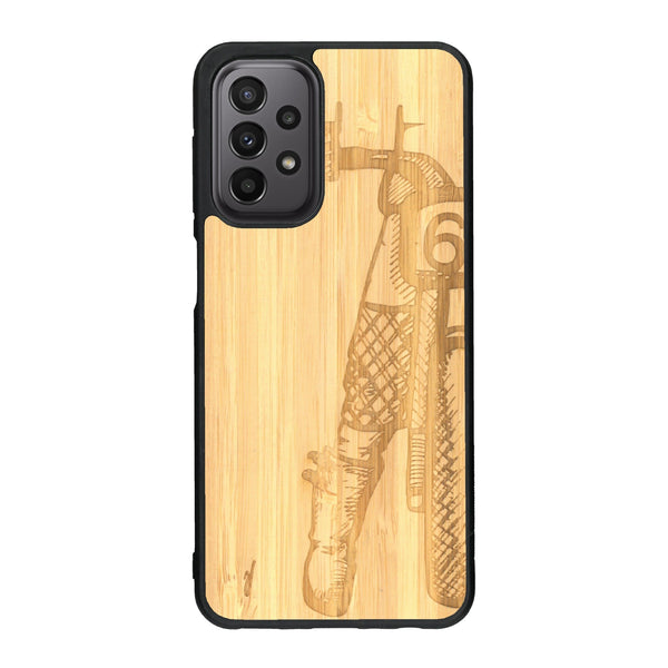 Coque de protection en bois véritable fabriquée en France pour Samsung A33 représentant une vue de face d'une femme sur une moto vintage dessinée à la main par l'artiste Maud Dabs