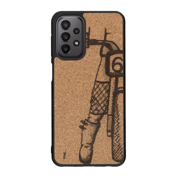 Coque de protection en bois véritable fabriquée en France pour Samsung A33 représentant une vue de face d'une femme sur une moto vintage dessinée à la main par l'artiste Maud Dabs