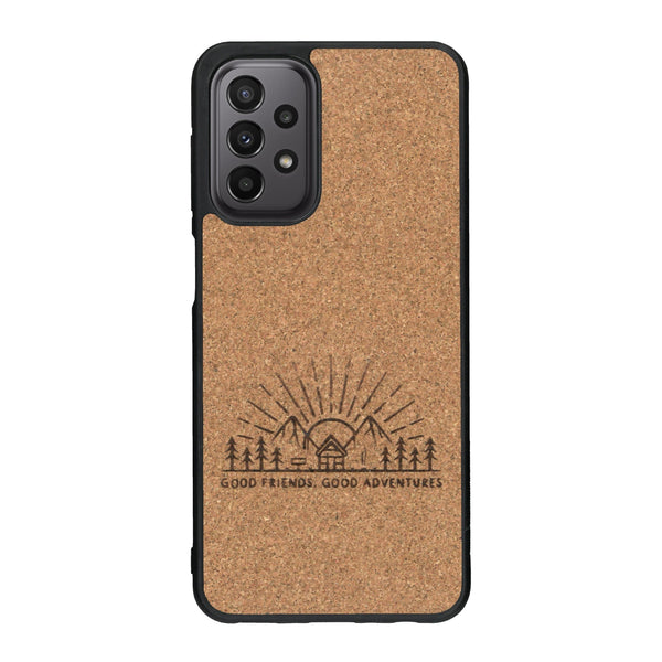 Coque de protection en bois véritable fabriquée en France pour Samsung A33 sur le thème chill et nature avec un motif représentant un levé de soleil sur un paysage de montagne avec des sapins et un chalet et la phrase "Good friends, good adventure"