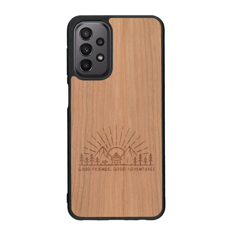 Coque de protection en bois véritable fabriquée en France pour Samsung A33 sur le thème chill et nature avec un motif représentant un levé de soleil sur un paysage de montagne avec des sapins et un chalet et la phrase "Good friends, good adventure"