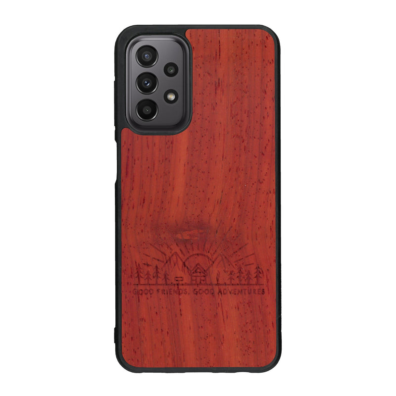 Coque de protection en bois véritable fabriquée en France pour Samsung A33 sur le thème chill et nature avec un motif représentant un levé de soleil sur un paysage de montagne avec des sapins et un chalet et la phrase "Good friends, good adventure"