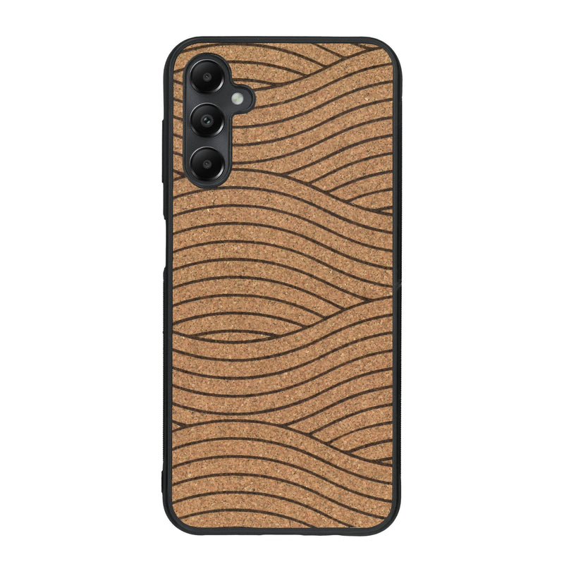 Coque de protection en bois véritable fabriquée en France pour Samsung A34 avec un motif moderne et minimaliste sur le thème waves et wavy représentant les vagues de l'océan