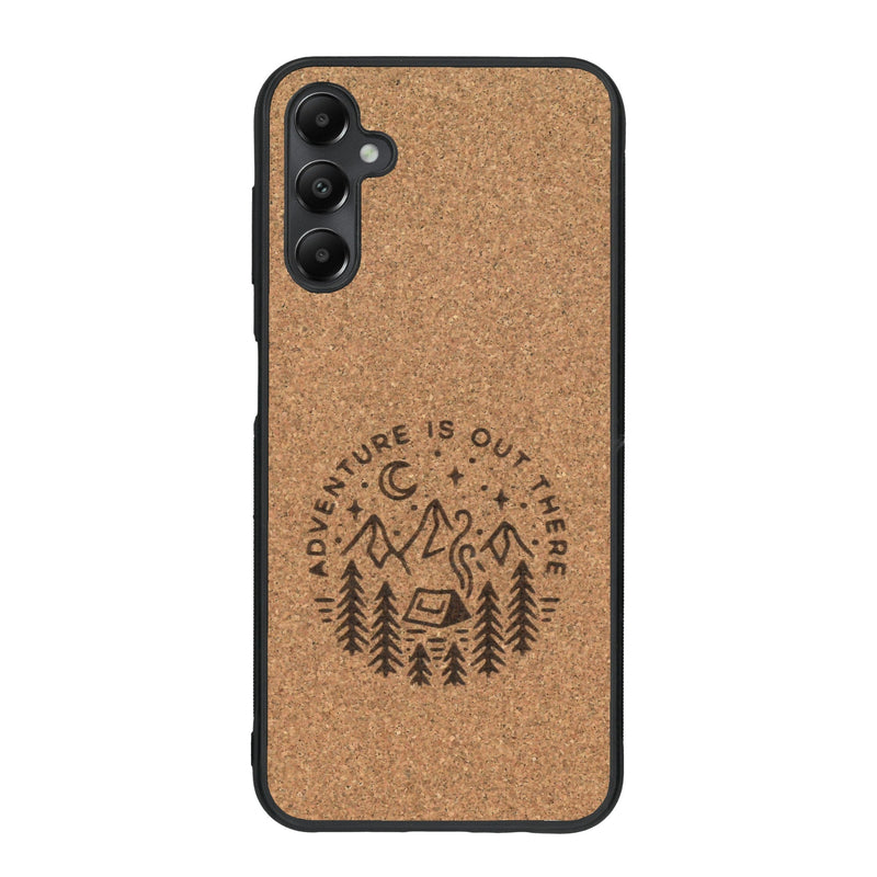 Coque de protection en bois véritable fabriquée en France pour Samsung A34 sur le thème du camping en pleine nature et du bivouac avec la phrase "Aventure is out there"