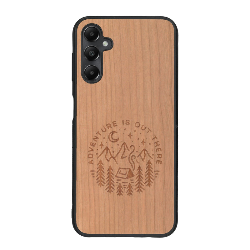 Coque de protection en bois véritable fabriquée en France pour Samsung A34 sur le thème du camping en pleine nature et du bivouac avec la phrase "Aventure is out there"