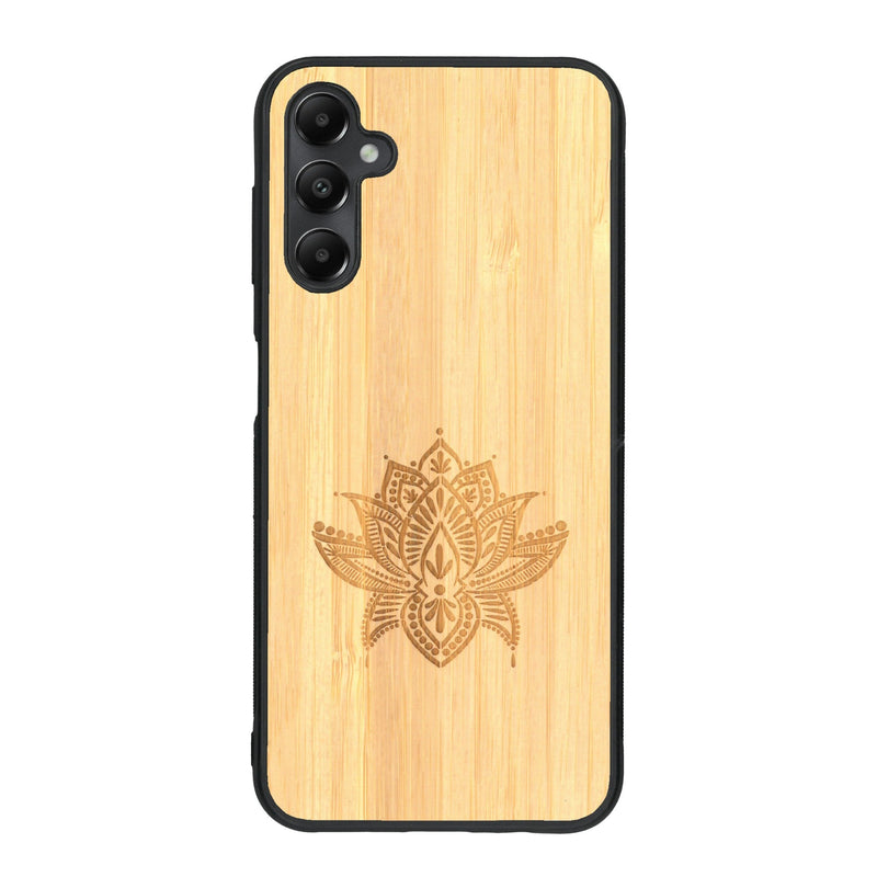 Coque de protection en bois véritable fabriquée en France pour Samsung A34 sur le thème de la nature et du yoga avec une gravure zen représentant une fleur de lotus