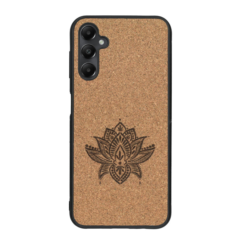 Coque de protection en bois véritable fabriquée en France pour Samsung A34 sur le thème de la nature et du yoga avec une gravure zen représentant une fleur de lotus