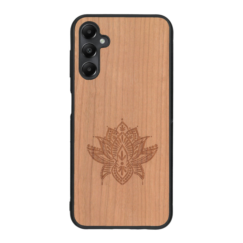 Coque de protection en bois véritable fabriquée en France pour Samsung A34 sur le thème de la nature et du yoga avec une gravure zen représentant une fleur de lotus