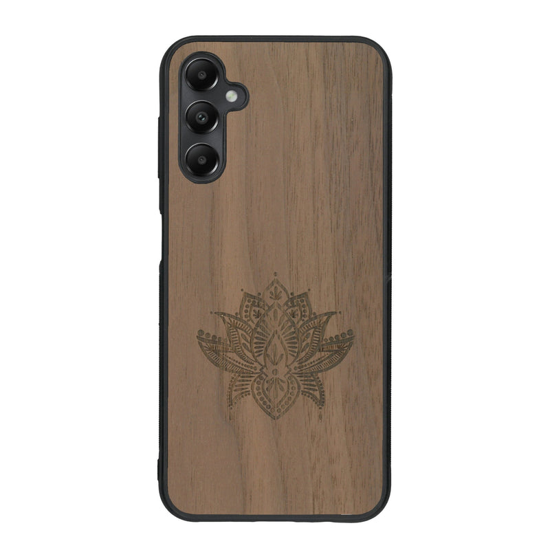 Coque de protection en bois véritable fabriquée en France pour Samsung A34 sur le thème de la nature et du yoga avec une gravure zen représentant une fleur de lotus