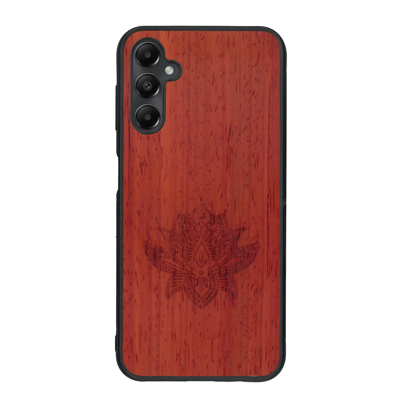 Coque de protection en bois véritable fabriquée en France pour Samsung A34 sur le thème de la nature et du yoga avec une gravure zen représentant une fleur de lotus