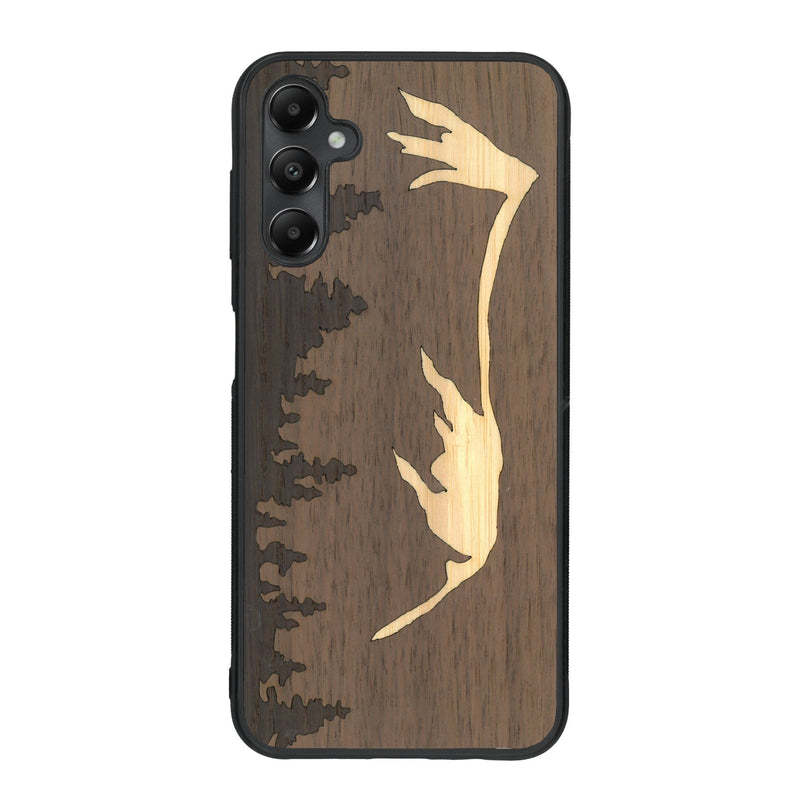 Coque de protection en bois véritable fabriquée en France pour Samsung A34 sur le thème de la nature et de la montagne qui allie du chêne fumé, du noyer et du bambou représentant le mont mézenc