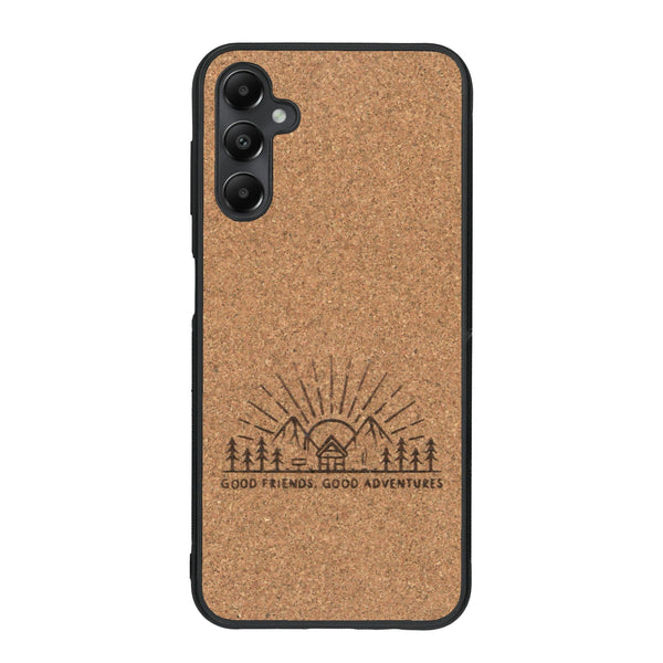 Coque de protection en bois véritable fabriquée en France pour Samsung A34 sur le thème chill et nature avec un motif représentant un levé de soleil sur un paysage de montagne avec des sapins et un chalet et la phrase "Good friends, good adventure"