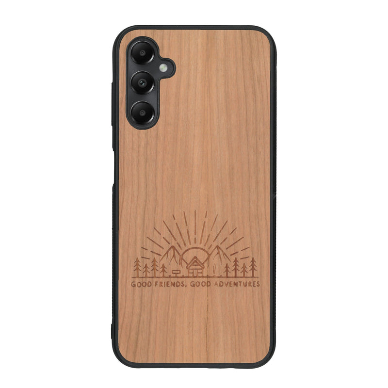 Coque de protection en bois véritable fabriquée en France pour Samsung A34 sur le thème chill et nature avec un motif représentant un levé de soleil sur un paysage de montagne avec des sapins et un chalet et la phrase "Good friends, good adventure"