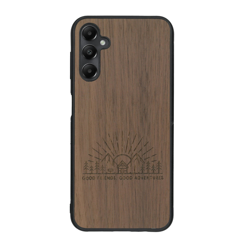 Coque de protection en bois véritable fabriquée en France pour Samsung A34 sur le thème chill et nature avec un motif représentant un levé de soleil sur un paysage de montagne avec des sapins et un chalet et la phrase "Good friends, good adventure"