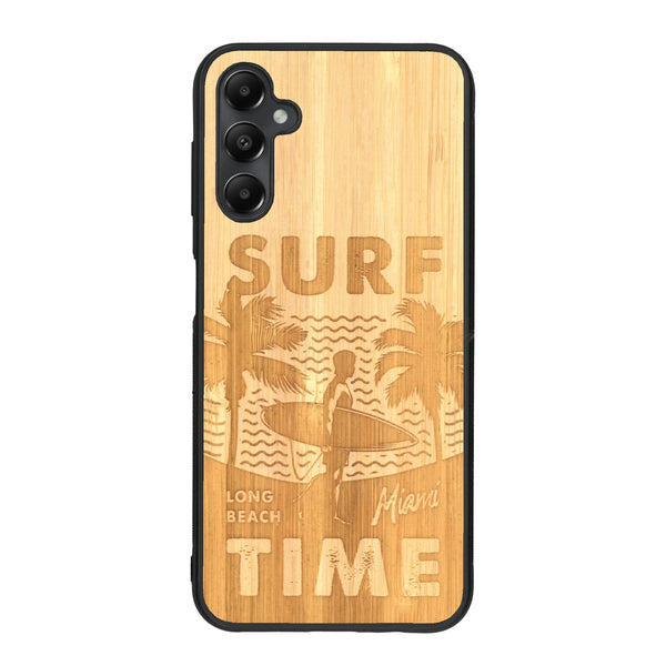 Coque de protection en bois véritable fabriquée en France pour Samsung A34 sur le thème chill avec un motif représentant une silouhette tenant une planche de surf sur une plage entouré de palmiers et les mots "Surf Time Long Beach Miami"