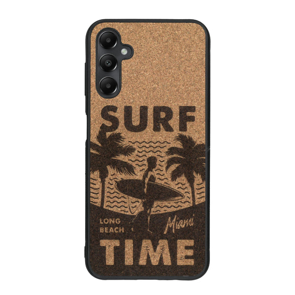 Coque de protection en bois véritable fabriquée en France pour Samsung A34 sur le thème chill avec un motif représentant une silouhette tenant une planche de surf sur une plage entouré de palmiers et les mots "Surf Time Long Beach Miami"