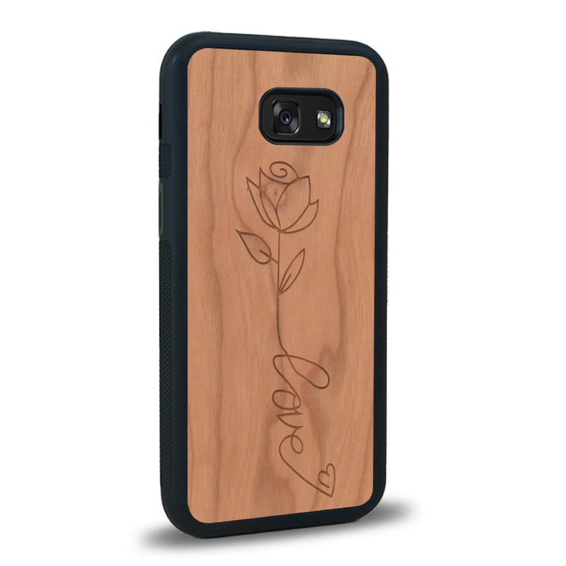 Coque de protection en bois véritable fabriquée en France pour Samsung A5 sur le thème de la fête des mères avec un motif représentant une fleur dont la tige forme le mot "love"