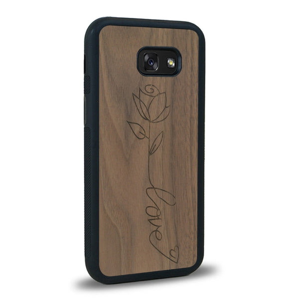 Coque de protection en bois véritable fabriquée en France pour Samsung A5 sur le thème de la fête des mères avec un motif représentant une fleur dont la tige forme le mot "love"